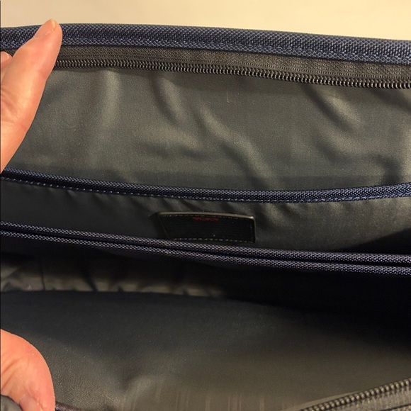 Tumi Expandable Organizer Laptop Brief Removable Laptop Sleeve & Strap Navy NWT - Picture 8 of 9